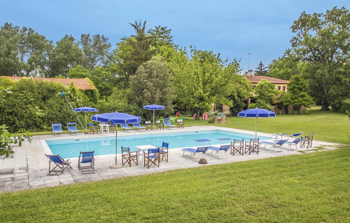 Rustikální kuchyně s dřevěnými trámy a tradičním toskánským designem