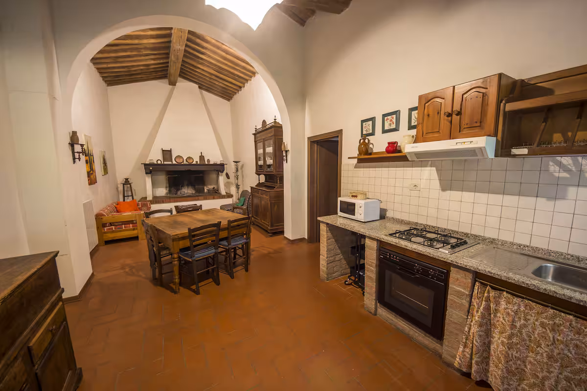 Útulný obývací prostor s tradičním nábytkem a autentickou toskánskou atmosférou